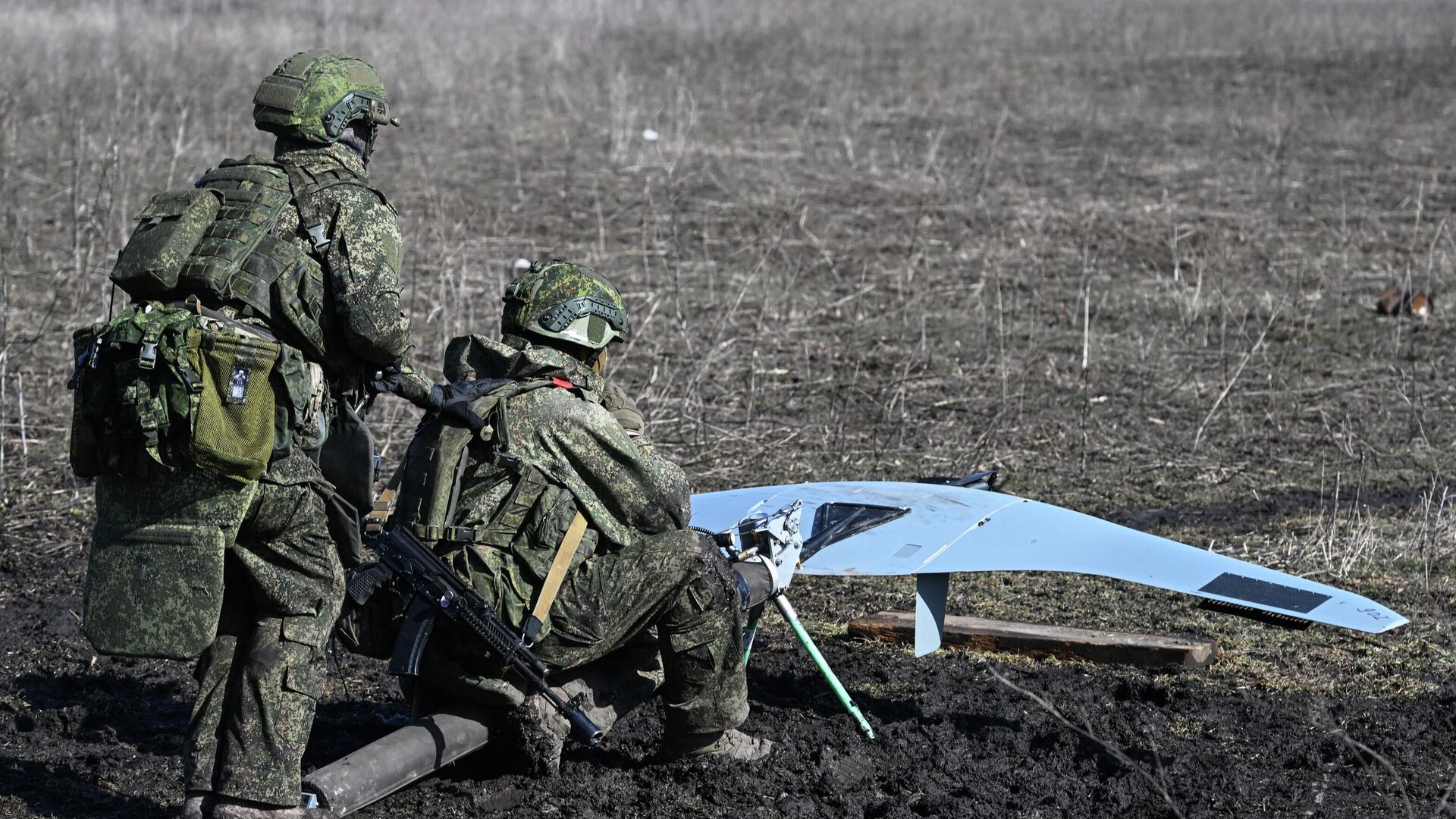 Công tác tác chiến của tổ lái UAV Supercam S350 thuộc cụm quân Trung tâm trên hướng Dnepropetrovsk thuộc Quân khu phía Bắc Công tác tác chiến của tổ lái UAV Supercam S350 thuộc cụm quân Trung tâm trên hướng Dnepropetrovsk thuộc Quân khu phía Bắc - Sputnik Việt Nam, 1920, 03.03.2026