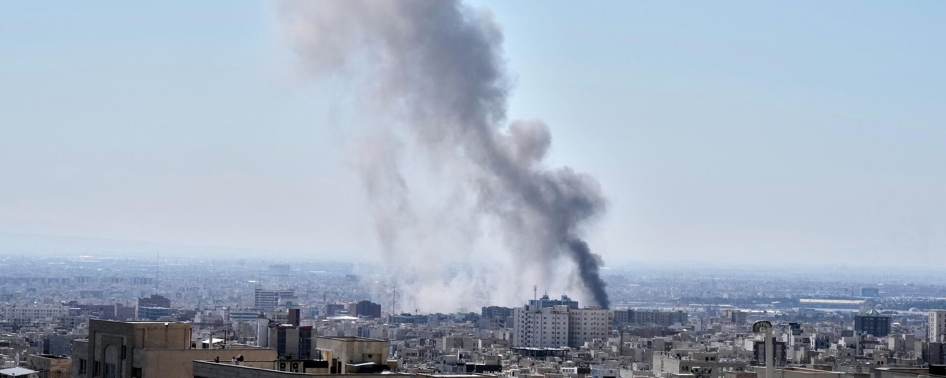 Một cột khói bốc lên sau một cuộc tấn công ở Tehran, Iran - Sputnik Việt Nam, 1920, 05.03.2026