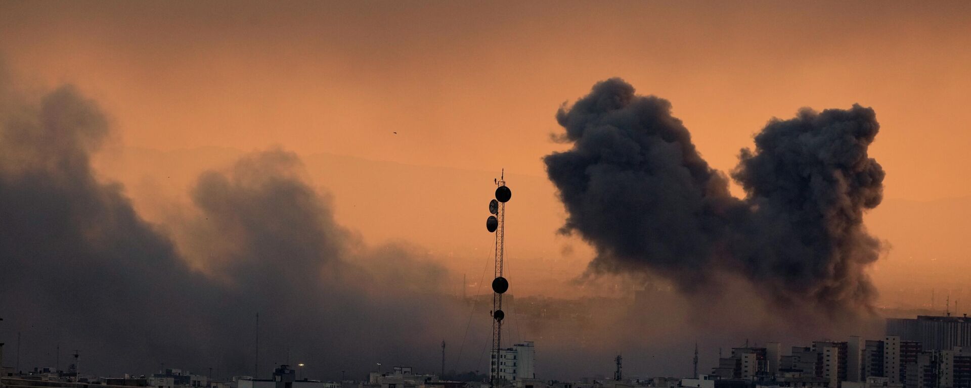 Những cột khói bốc cao trên bầu trời Tehran - Sputnik Việt Nam, 1920, 04.03.2026