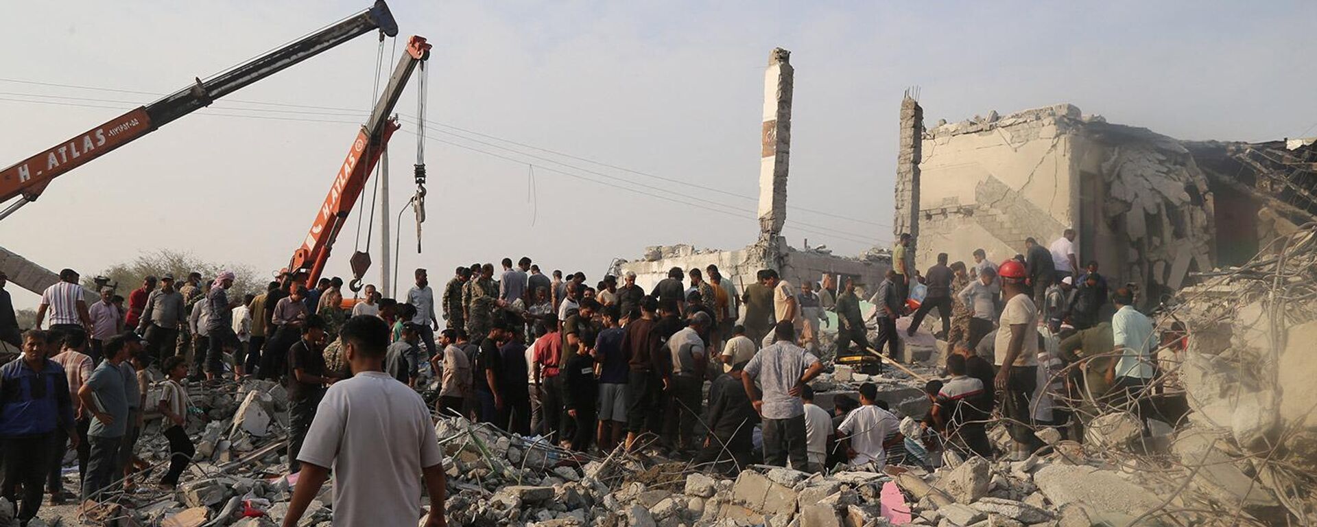 Người dân và lực lượng cứu hộ tại hiện trường ngôi trường bị phá hủy sau cuộc không kích của Israel ở miền nam Iran (ngày 28/2/2026), thành phố Minab - Sputnik Việt Nam, 1920, 04.03.2026