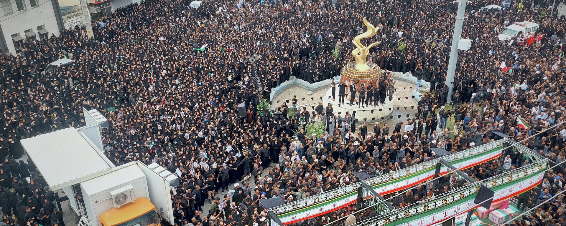 Người dân tham dự lễ tang các nạn nhân thiệt mạng trong cuộc không kích của Israel và Mỹ ngày 28/2 nhằm vào một trường tiểu học dành cho nữ sinh tại thành phố Minab, Iran - vào thứ Ba, ngày 3/3/2026 - Sputnik Việt Nam, 1920, 06.03.2026