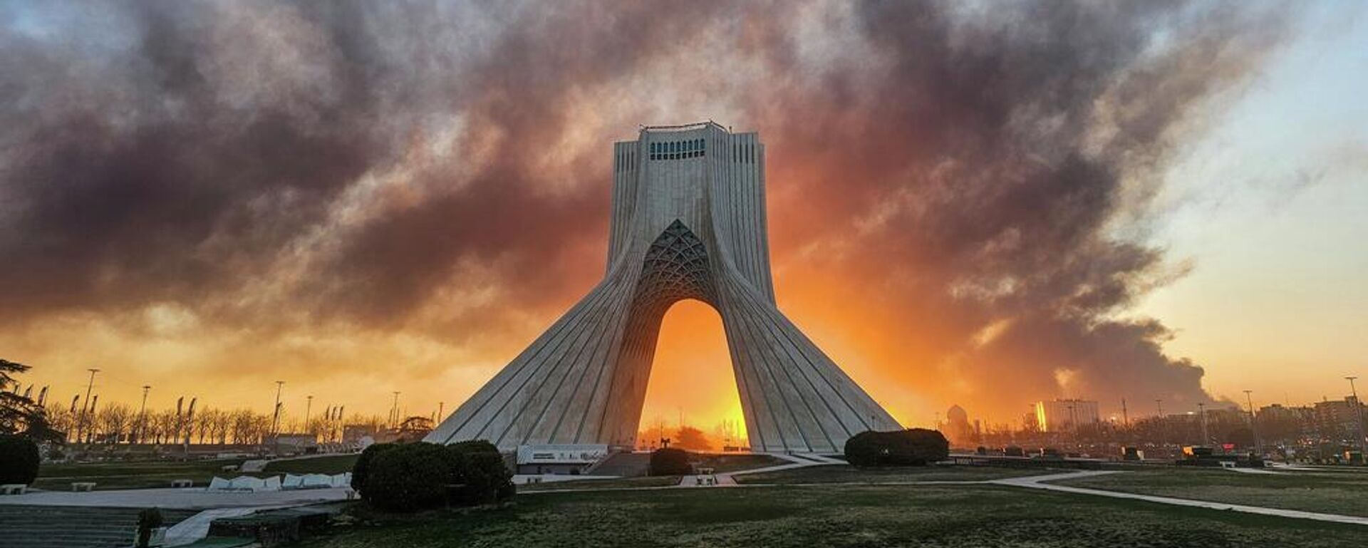Khói bốc lên phía sau tháp Azadi (còn gọi là Tháp Tự do) sau cuộc không kích của Mỹ và Israel tại Tehran, Iran - Sputnik Việt Nam, 1920, 05.03.2026