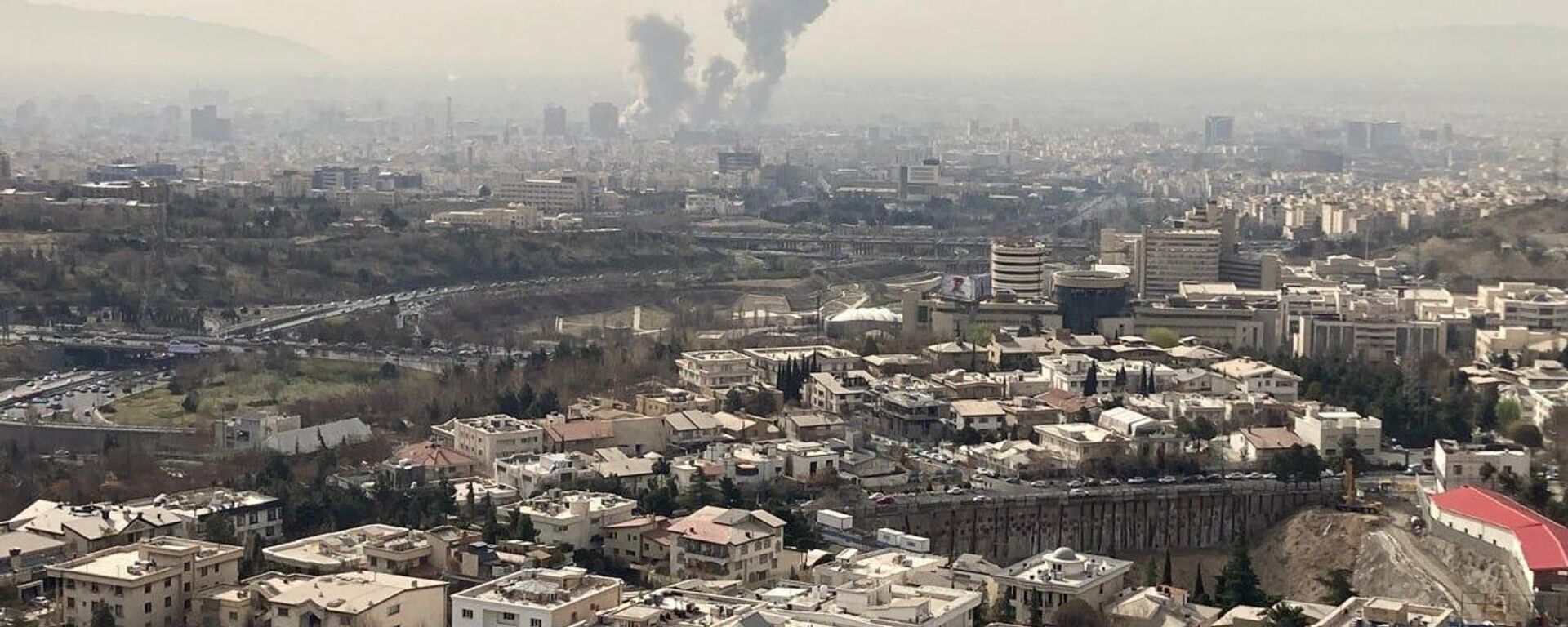 Khói bốc lên trên Tehran sau các cuộc tấn công của Israel và Mỹ vào Iran. - Sputnik Việt Nam, 1920, 04.03.2026