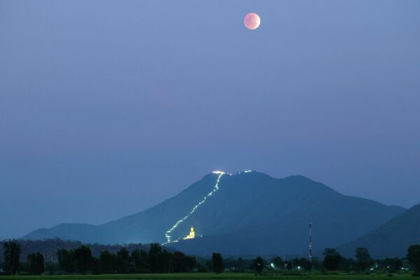 Nguyệt thực toàn phần vào ngày Maha Bucha, Thái Lan - Sputnik Việt Nam