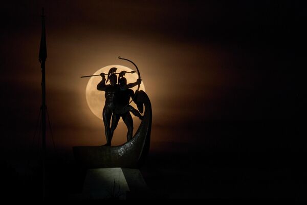 Trăng giun máu lặn phía sau Đài tưởng niệm Salamis, Hy Lạp - Sputnik Việt Nam