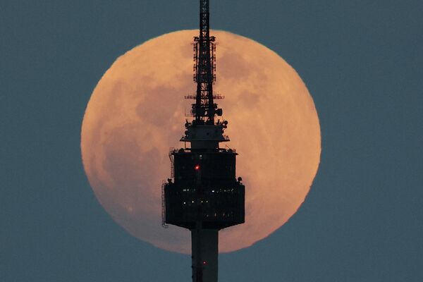 Trăng tròn mọc phía sau Tháp N ở Seoul, Hàn Quốc - Sputnik Việt Nam