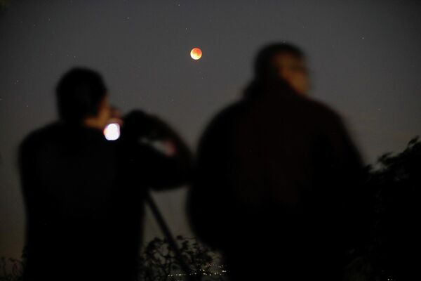 Mọi người chụp ảnh mặt trăng trong thời gian nguyệt thực toàn phần ở Panchimalco, Salvador - Sputnik Việt Nam