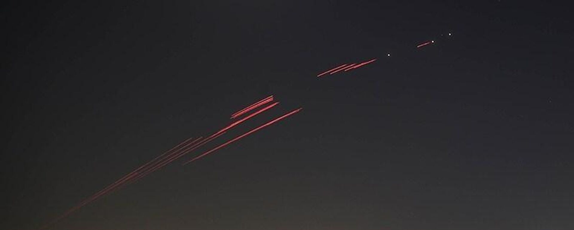 Hệ thống phòng không hoạt động trên bầu trời đêm Iran trong các cuộc tấn công của Israel. - Sputnik Việt Nam, 1920, 04.03.2026