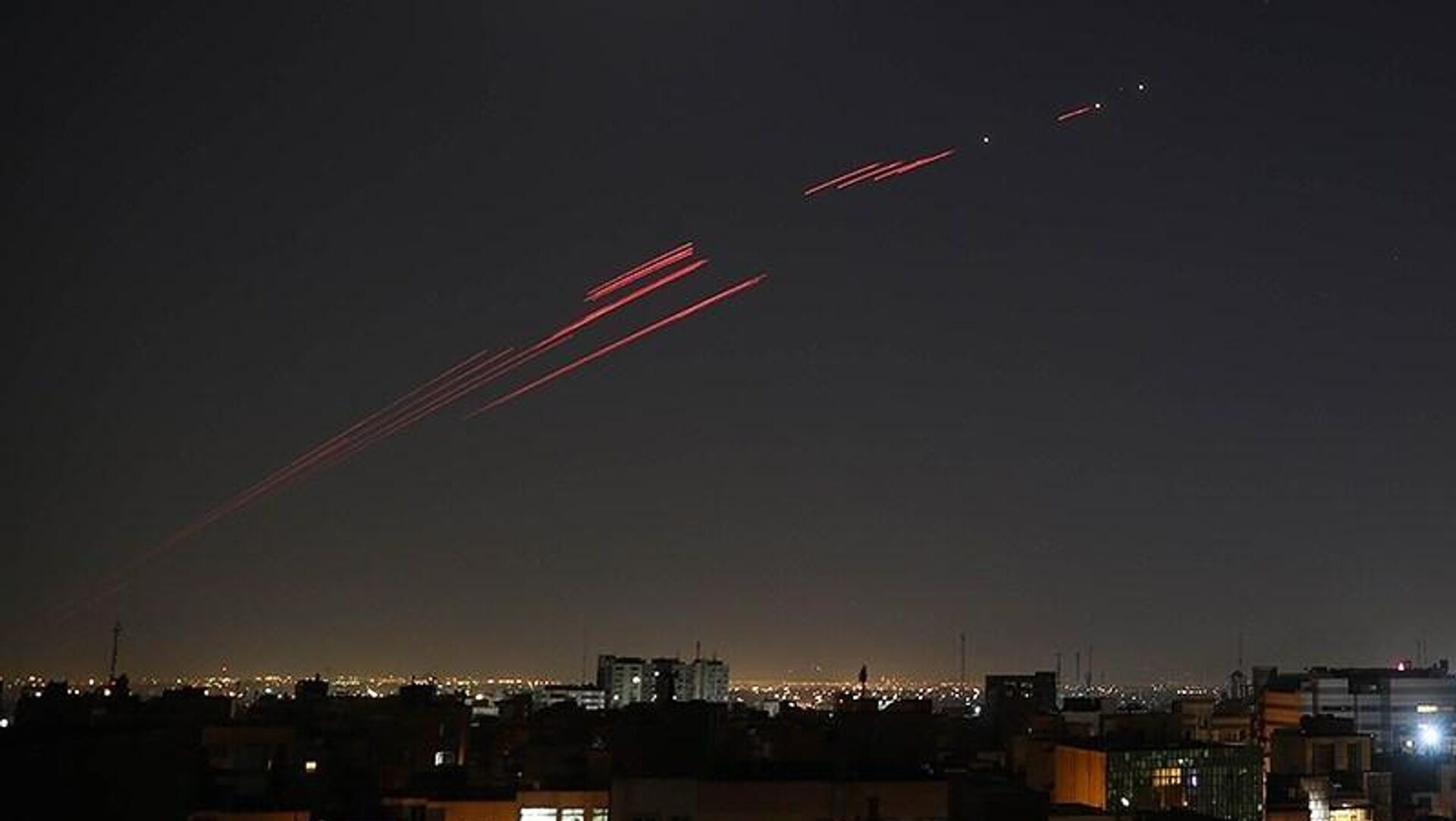 Hệ thống phòng không hoạt động trên bầu trời đêm Iran trong các cuộc tấn công của Israel. Hệ thống phòng không hoạt động trên bầu trời đêm Iran trong các cuộc tấn công của Israel. - Sputnik Việt Nam, 1920, 04.03.2026