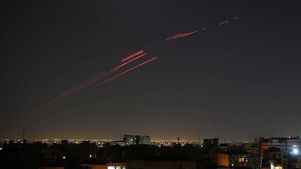 Hệ thống phòng không hoạt động trên bầu trời đêm Iran trong các cuộc tấn công của Israel. - Sputnik Việt Nam