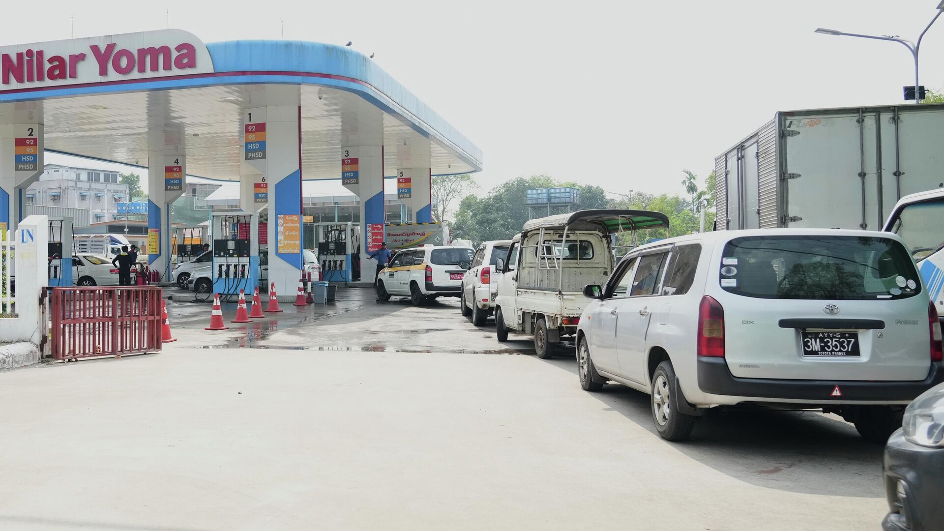 Xe xếp hàng dài tại trạm xăng ở Yangon, Myanmar Xe xếp hàng dài tại trạm xăng ở Yangon, Myanmar - Sputnik Việt Nam, 1920, 04.03.2026
