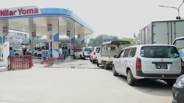 Xe xếp hàng dài tại trạm xăng ở Yangon, Myanmar - Sputnik Việt Nam