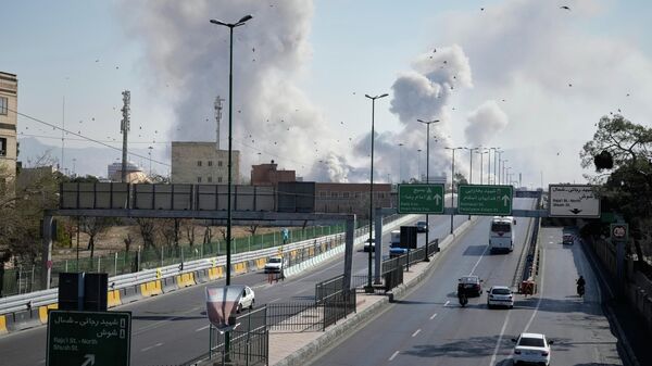 Những cột khói bốc lên nghi ngút trên thành phố trong chiến dịch quân sự chung của Mỹ và Israel tại Tehran, Iran. - Sputnik Việt Nam
