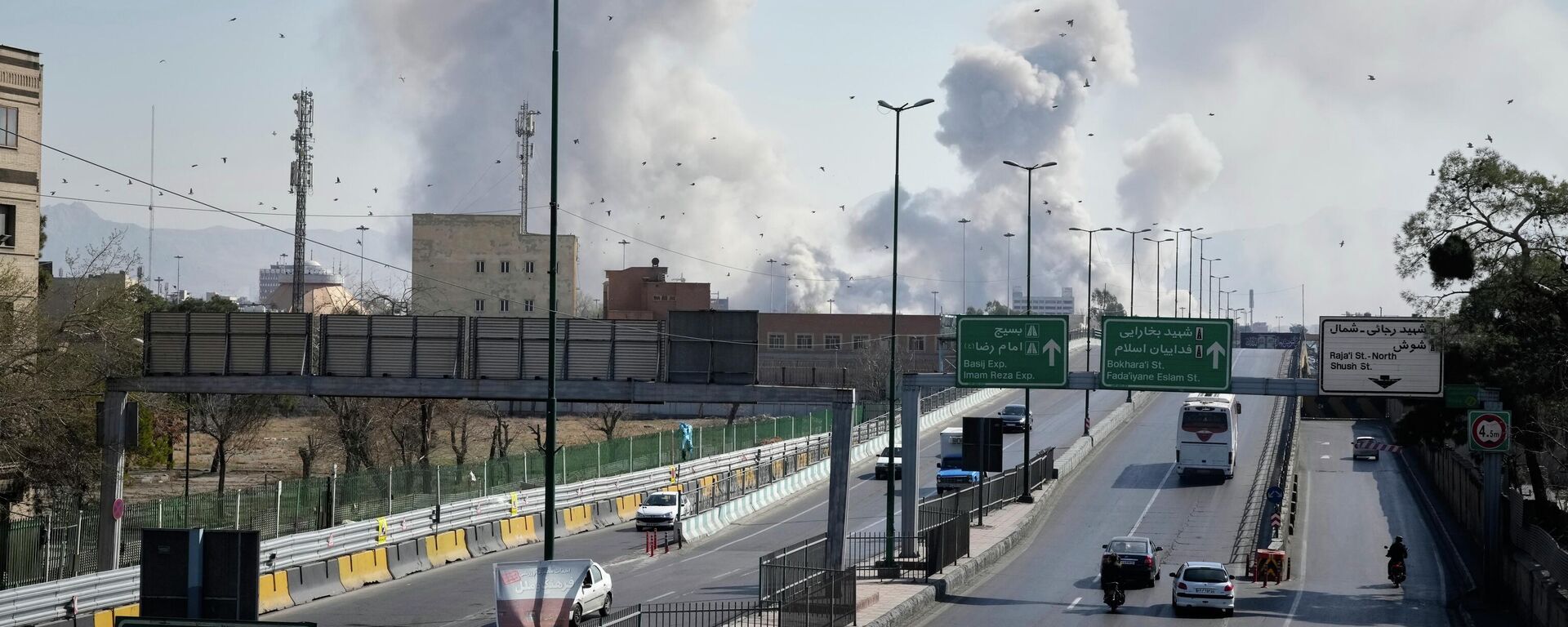 Những cột khói bốc lên nghi ngút trên thành phố trong chiến dịch quân sự chung của Mỹ và Israel tại Tehran, Iran. - Sputnik Việt Nam, 1920, 10.03.2026
