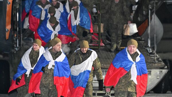 Sự trở về của những người lính Nga sau khi bị giam cầm - Sputnik Việt Nam