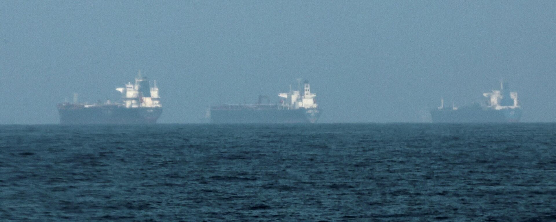 Các tàu chở dầu ở eo biển Hormuz - Sputnik Việt Nam, 1920, 05.03.2026