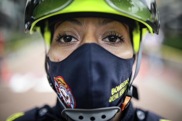 Một nữ lính cứu hỏa tham gia cuộc thi vượt chướng ngại vật cùng với các đồng nghiệp nam tại Bogotá, Colombia. - Sputnik Việt Nam