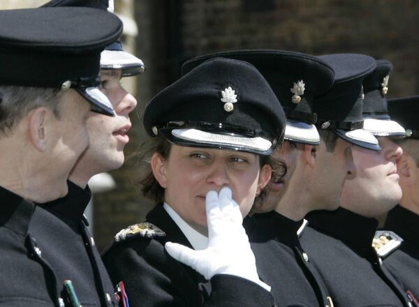 Đại úy Alison Sefton, nữ sĩ quan đầu tiên trong lịch sử 470 năm của Đại đội Pháo binh Danh dự, tham gia cuộc diễu hành ở London. - Sputnik Việt Nam