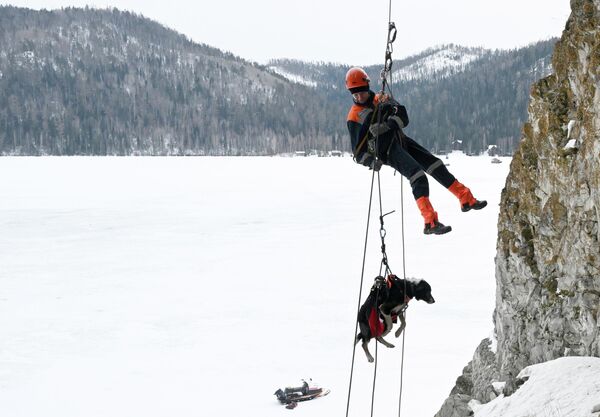 Các nữ nhân viên cứu hộ làm việc tại vùng Krasnoyarsk - Sputnik Việt Nam