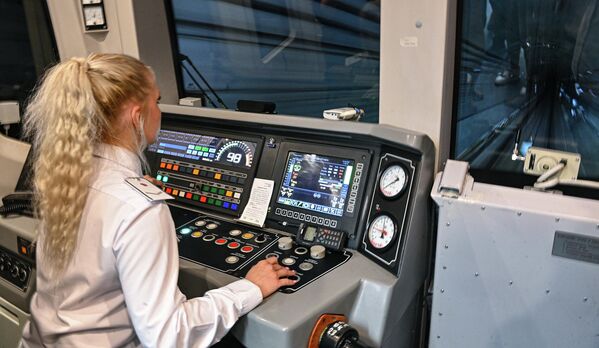 Bắt đầu công việc của nữ tài xế trên một tuyến tàu điện ngầm ở Matxcơva. - Sputnik Việt Nam