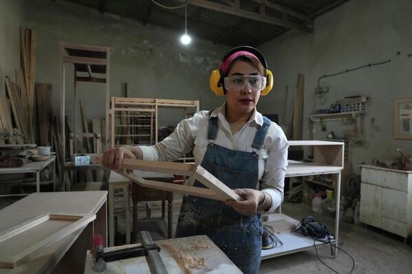 Sahar Biglari - người phụ nữ đã vượt qua định kiến giới tính để theo nghề thợ mộc vốn truyền thống chuyên dành cho nam giới - đang làm việc trong xưởng của mình ở phía tây Tehran, Iran. - Sputnik Việt Nam