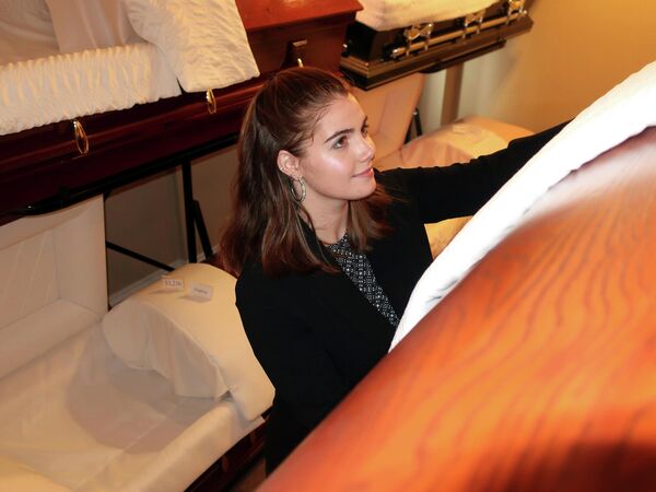 Giám đốc Cơ sở tang lễ Darien Frederick đang sắp xếp các quan tài tại Nhà tang lễ Cleveland ở Watertown, Hoa Kỳ. - Sputnik Việt Nam