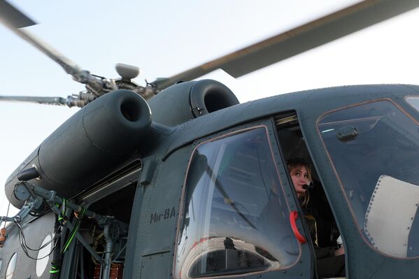 Nữ phi công kiêm hoa tiêu duy nhất trong Lực lượng Cận vệ Quốc gia Nga, Trung úy Anastasia Apaseykina tại buổi thao diễn định kỳ. - Sputnik Việt Nam