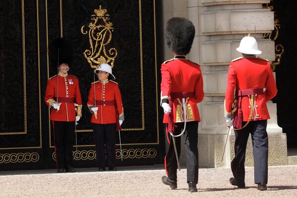 Đại úy Quân đội Canada Megan Couto (thứ hai từ bên trái) đã đi vào lịch sử khi trở thành nữ Đại úy đầu tiên của Đội Cận vệ Hoàng gia, tham gia nghi lễ đổi gác tại Cung điện Buckingham ở London. - Sputnik Việt Nam