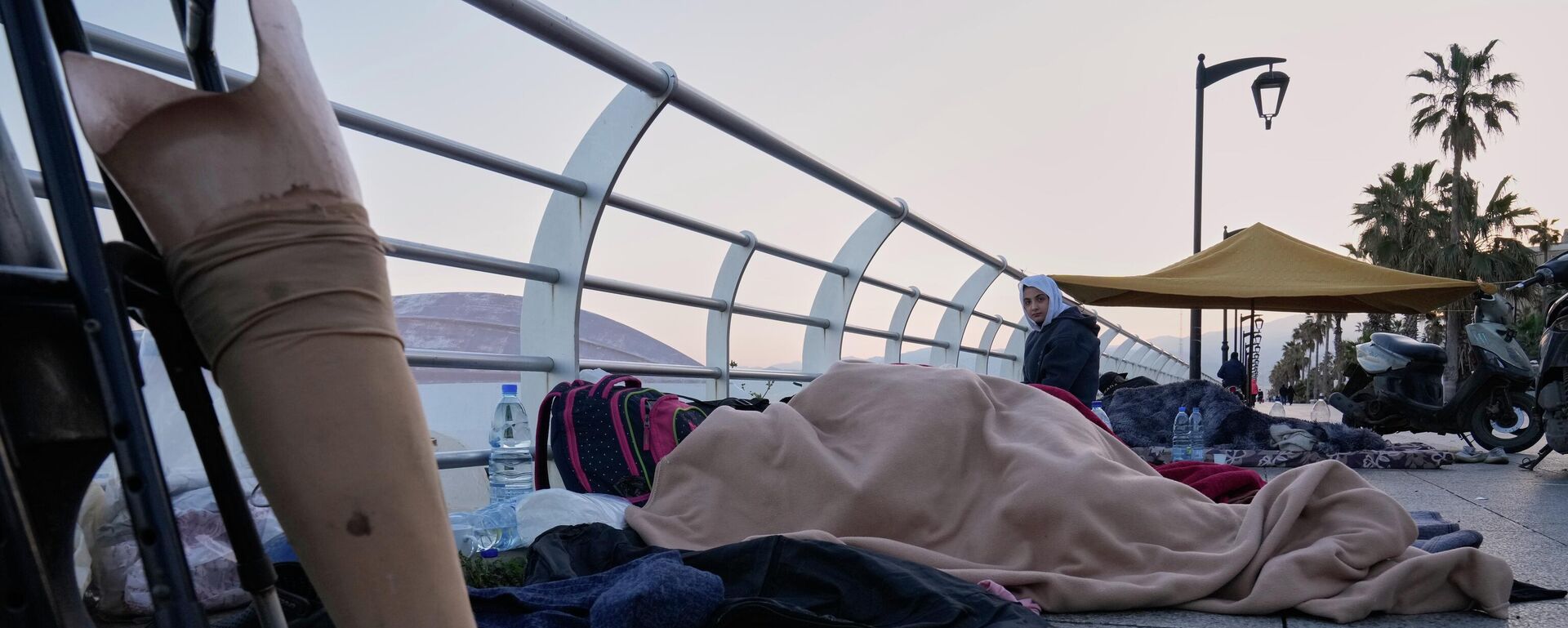 Người dân tháo chạy khỏi các cuộc không kích của Israel tại khu vực bờ biển Beirut, Lebanon. - Sputnik Việt Nam, 1920, 06.03.2026