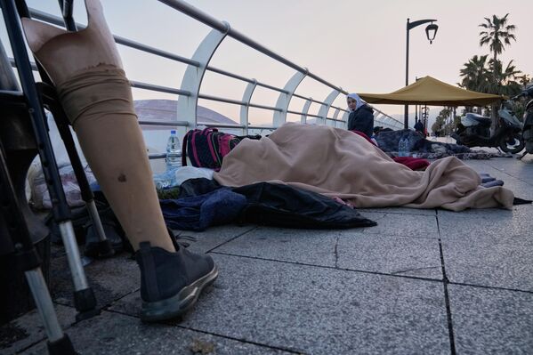 Người dân tháo chạy khỏi các cuộc không kích của Israel tại khu vực bờ biển Beirut, Lebanon. - Sputnik Việt Nam