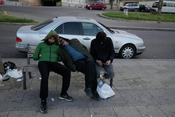 Người dân tháo chạy khỏi các cuộc không kích của Israel tại khu vực bờ biển Beirut, Lebanon. - Sputnik Việt Nam