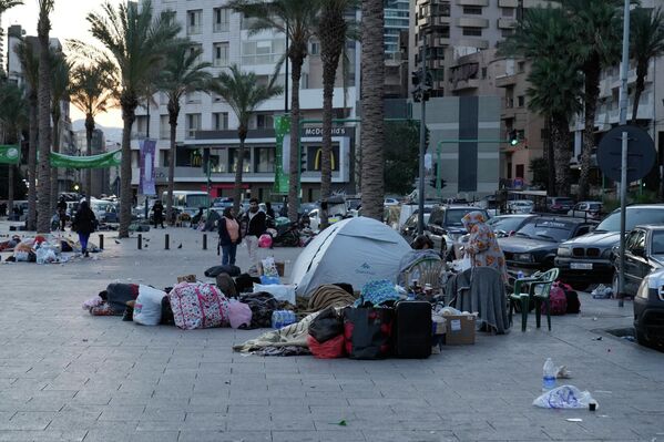 Người dân tháo chạy khỏi các cuộc không kích của Israel tại khu vực bờ biển Beirut, Lebanon. - Sputnik Việt Nam