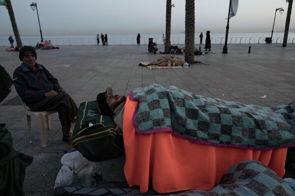 Người dân tháo chạy khỏi các cuộc không kích của Israel tại khu vực bờ biển Beirut, Lebanon. - Sputnik Việt Nam