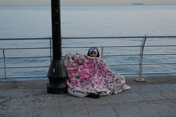 Người dân tháo chạy khỏi các cuộc không kích của Israel tại khu vực bờ biển Beirut, Lebanon. - Sputnik Việt Nam