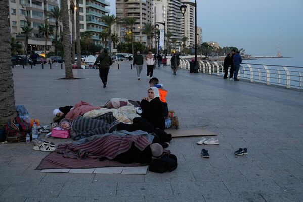 Người dân tháo chạy khỏi các cuộc không kích của Israel tại khu vực bờ biển Beirut, Lebanon. - Sputnik Việt Nam