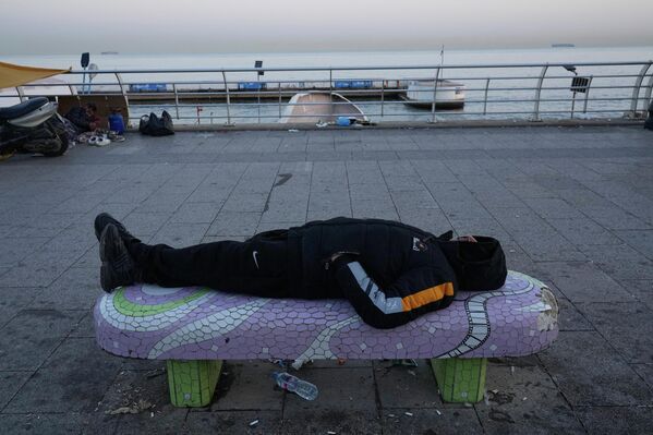 Người dân tháo chạy khỏi các cuộc không kích của Israel tại khu vực bờ biển Beirut, Lebanon. - Sputnik Việt Nam