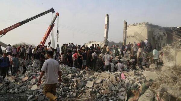 Dọn dẹp đống đổ nát sau cuộc tấn công của Israel vào một trường học ở Minab, Iran - Sputnik Việt Nam