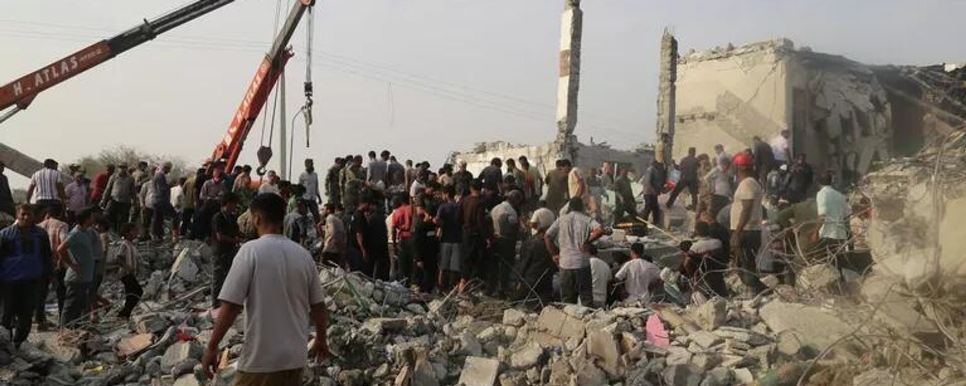 Dọn dẹp đống đổ nát sau cuộc tấn công của Israel vào một trường học ở Minab, Iran - Sputnik Việt Nam, 1920, 06.03.2026