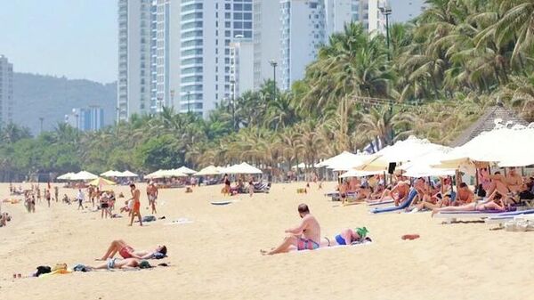 Khách Nga tại bãi biển Nha Trang - Sputnik Việt Nam