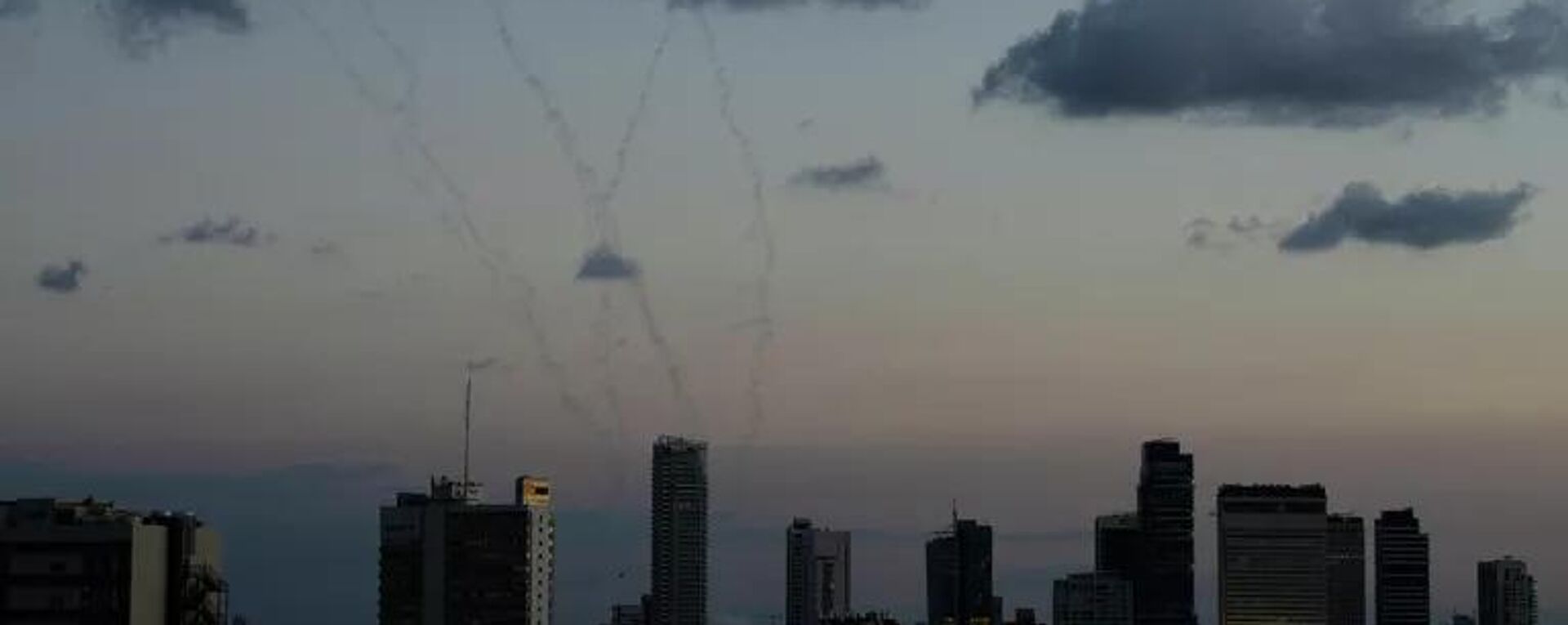 Tên lửa bị đánh chặn trên bầu trời Tel Aviv, Israel - Sputnik Việt Nam, 1920, 08.03.2026