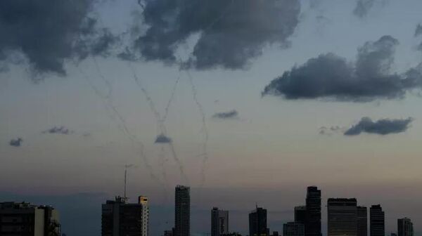 Tên lửa bị đánh chặn trên bầu trời Tel Aviv, Israel - Sputnik Việt Nam