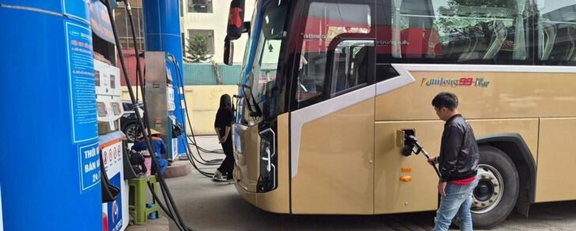 Doanh nghiệp vận tải chở xăng dầu tiếp nhiên liệu tại một cửa hàng - Sputnik Việt Nam, 1920, 07.03.2026