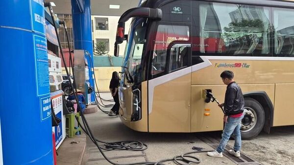 Doanh nghiệp vận tải chở xăng dầu tiếp nhiên liệu tại một cửa hàng - Sputnik Việt Nam