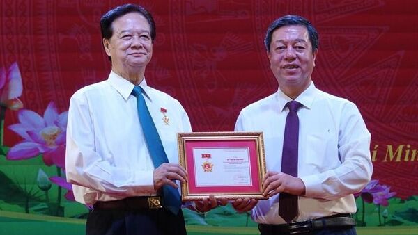 Giám đốc - Tổng biên tập Nhà xuất bản Chính trị Quốc gia Sự thật Vũ Trọng Lâm (bên phải) trao tặng ông Nguyễn Tấn Dũng kỷ niệm chương Vì sự nghiệp xuất bản sách lý luận, chính trị của Đảng và Nhà nước - Sputnik Việt Nam