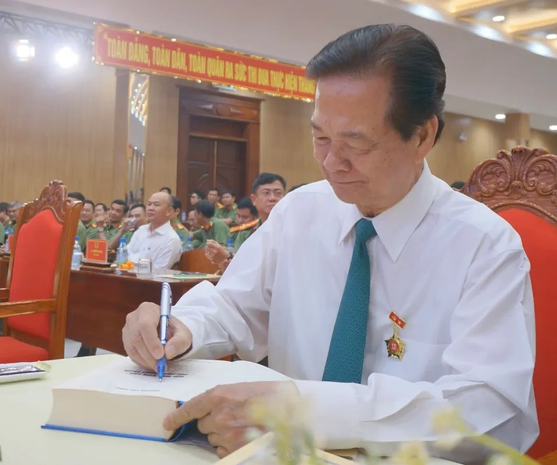 Nguyên Thủ tướng Nguyễn Tấn Dũng ký tặng sách cho các đại biểu - Sputnik Việt Nam, 1920, 07.03.2026