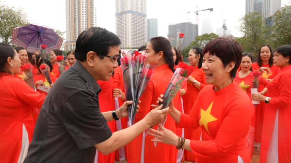 Hà Nội: Sắc áo dài rực rỡ trong màn đồng diễn dân vũ nhân dịp 8/3 - Sputnik Việt Nam