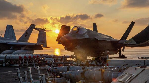 Một máy bay chiến đấu F-35C Lightning II của Thủy quân lục chiến Hoa Kỳ chuẩn bị cất cánh từ tàu sân bay trong khuôn khổ Chiến dịch Epic Fury chống lại Iran - Sputnik Việt Nam