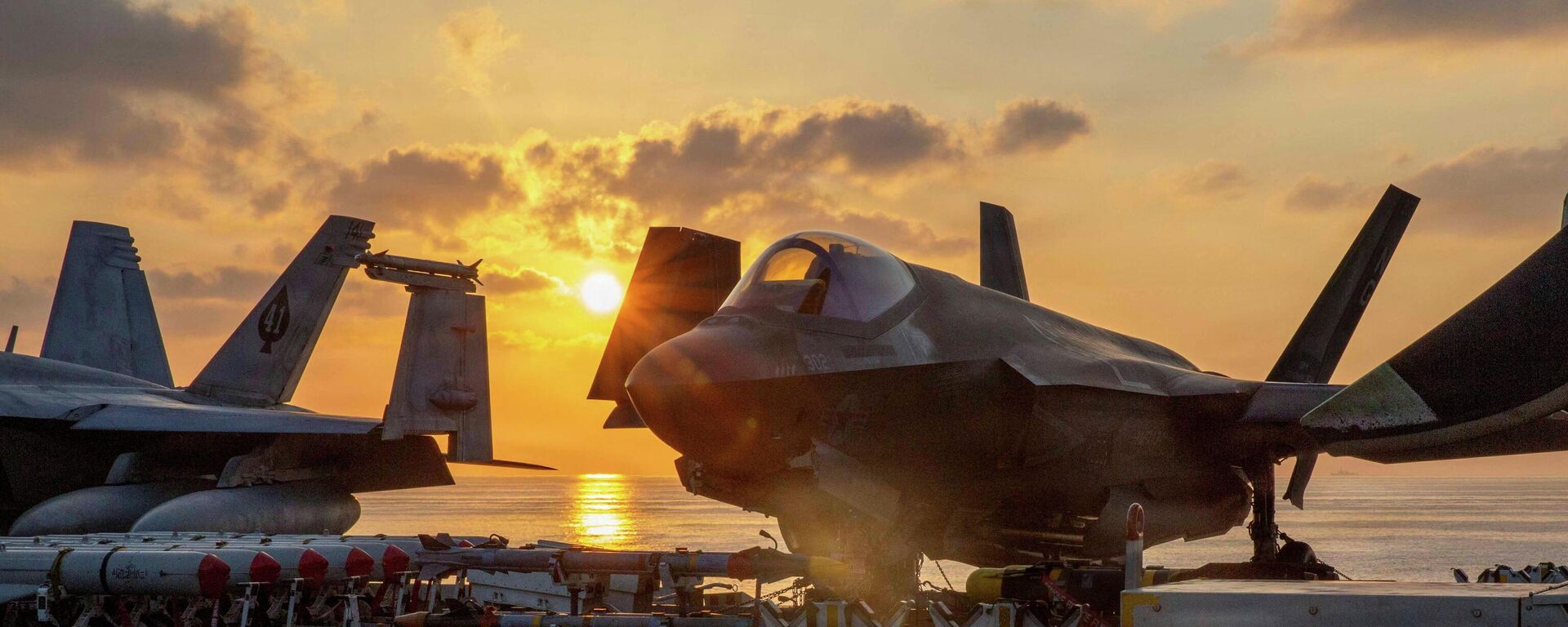Một máy bay chiến đấu F-35C Lightning II của Thủy quân lục chiến Hoa Kỳ chuẩn bị cất cánh từ tàu sân bay trong khuôn khổ Chiến dịch Epic Fury chống lại Iran - Sputnik Việt Nam, 1920, 09.03.2026
