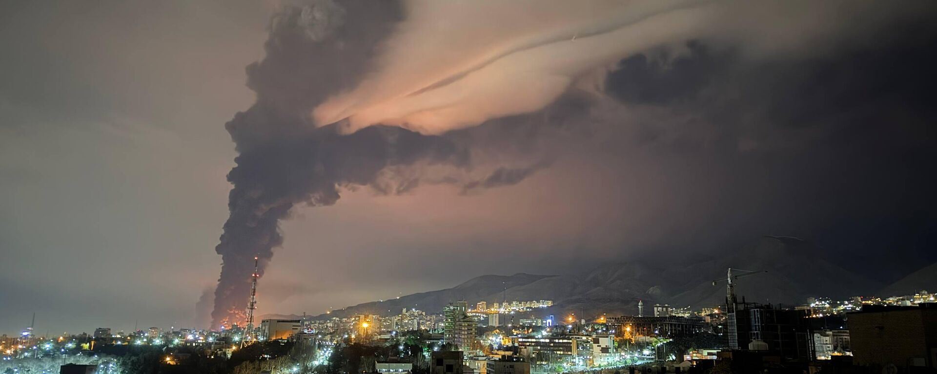 Nổ tại cơ sở kho dầu Shahran ở phía Tây Tehran - Sputnik Việt Nam, 1920, 10.03.2026