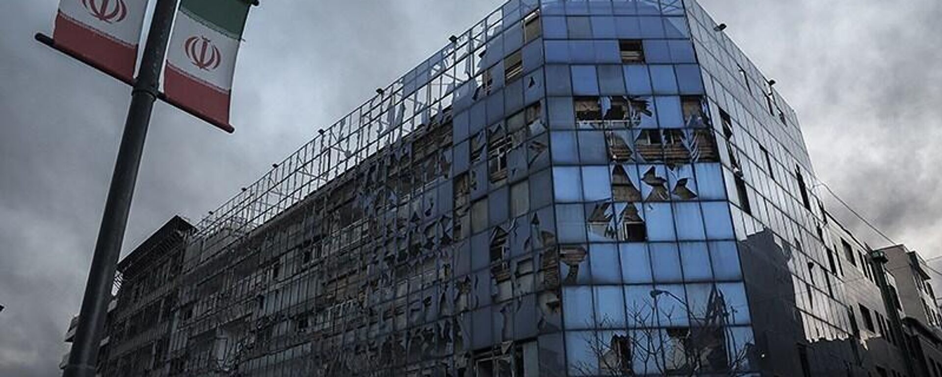 Một tòa nhà bị hư hại sau các cuộc không kích của Mỹ và Israel vào quảng trường “Cách mạng” - Sputnik Việt Nam, 1920, 24.03.2026